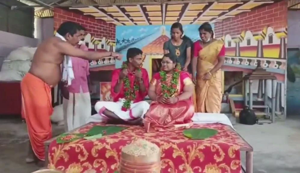 Sel felaketi düğüne engel olamadı: Gelinle damat kazanla taşındı